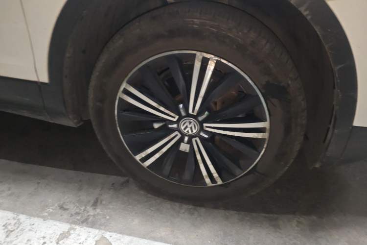 Used Volkswagen Tiguan L 2017 380TSI Automatic All-Wheel-Drive Luxury Edition Right Front Wheel Hub