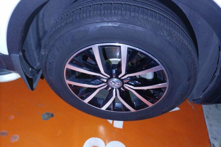 Used Volkswagen Tiguan L 2017 330TSI Automatic Two-Wheel Drive Luxury Edition Right Front Wheel Hub