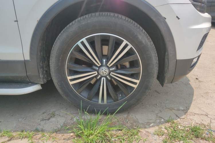 Used Volkswagen Tiguan L 2017 380TSI Automatic All-Wheel-Drive Luxury Edition Right Front Wheel Hub