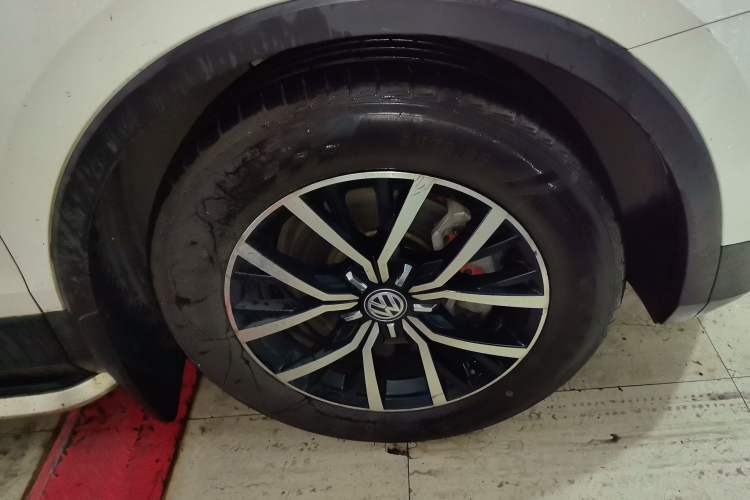 Used Volkswagen Tiguan L 2017 330TSI Automatic Two-Wheel Drive Luxury Edition Right Front Wheel Hub