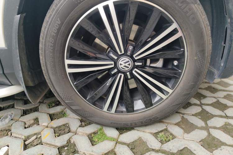 Used Volkswagen Tiguan L 2017 380TSI Automatic All-Wheel-Drive Luxury Edition Right Front Wheel Hub