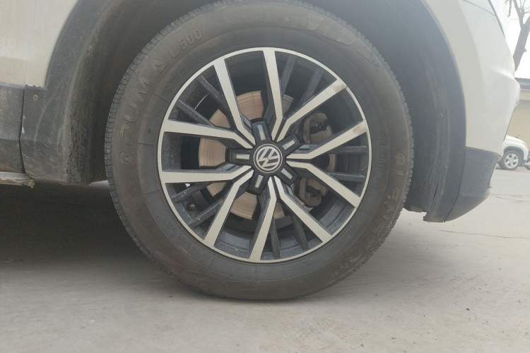 Used Volkswagen Tiguan L 2017 330TSI Automatic Two-Wheel Drive Luxury Edition Right Front Wheel Hub