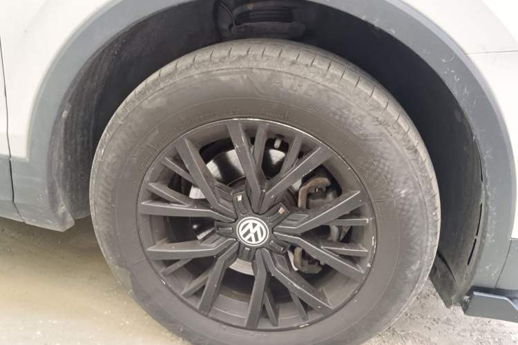 Used Volkswagen Tiguan L 2017 330TSI Automatic Two-Wheel Drive Luxury Edition Right Front Wheel Hub