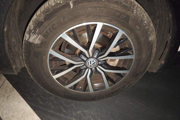 Used Volkswagen Tiguan L 2017 330TSI Automatic Two-Wheel Drive Luxury Edition Right Front Wheel Hub