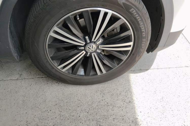 Used Volkswagen Tiguan L 2017 380TSI Automatic All-Wheel-Drive Luxury Edition Right Front Wheel Hub