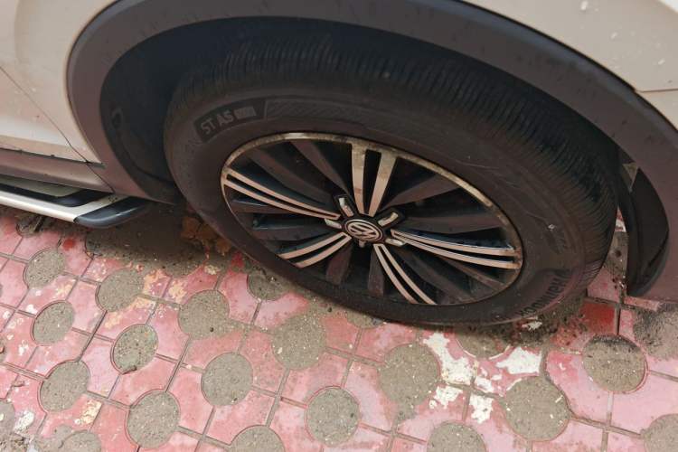 Used Volkswagen Tiguan L 2017 380TSI Automatic All-Wheel-Drive Luxury Edition Right Front Wheel Hub