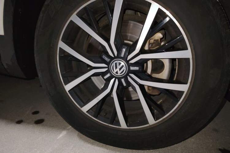 Used Volkswagen Tiguan L 2017 330TSI Automatic Two-Wheel Drive Luxury Edition Right Front Wheel Hub