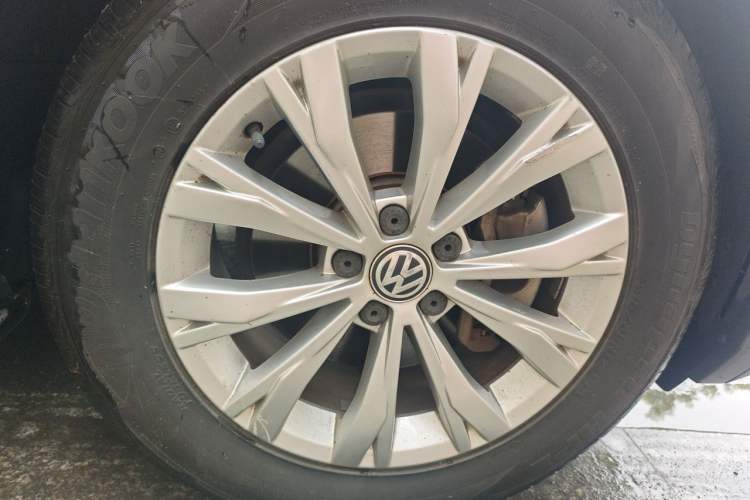 Used Volkswagen Tiguan L 2017 330TSI Automatic Two-Wheel Drive Luxury Edition Right Front Wheel Hub