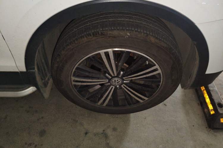 Used Volkswagen Tiguan L 2017 380TSI Automatic All-Wheel-Drive Luxury Edition Right Front Wheel Hub