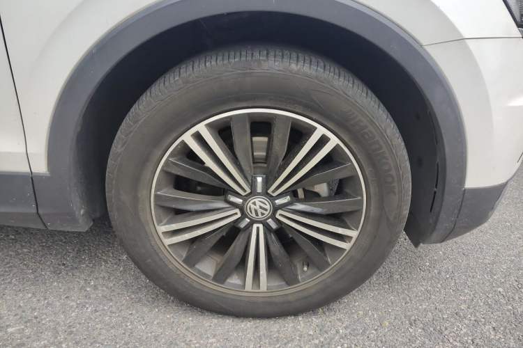 Used Volkswagen Tiguan L 2017 380TSI Automatic All-Wheel-Drive Luxury Edition Right Front Wheel Hub