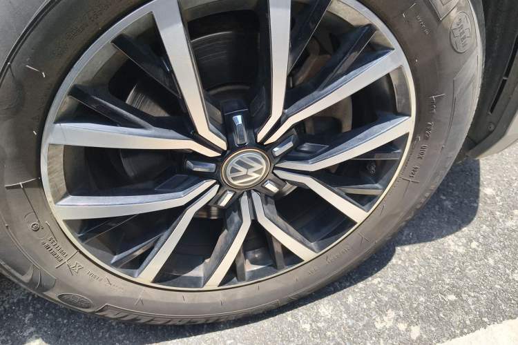 Used Volkswagen Tiguan L 2017 330TSI Automatic Two-Wheel Drive Luxury Edition Right Front Wheel Hub