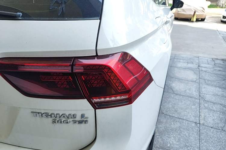 Used Volkswagen Tiguan L 2017 380TSI Automatic All-Wheel-Drive Luxury Edition Right Rear Taillight