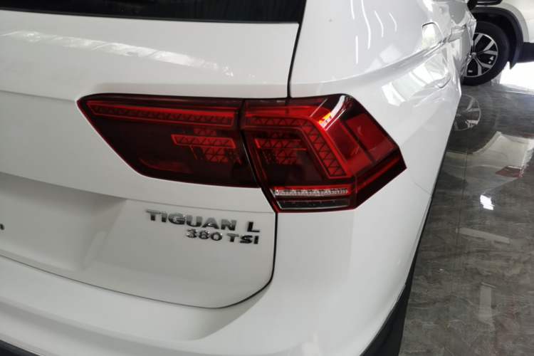 Used Volkswagen Tiguan L 2017 380TSI Automatic All-Wheel-Drive Luxury Edition Right Rear Taillight