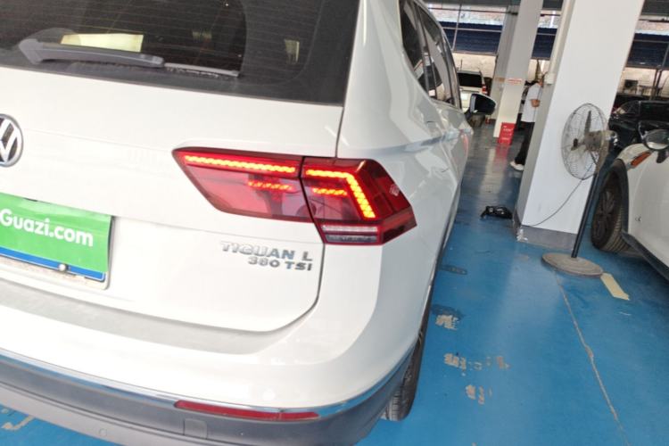 Used Volkswagen Tiguan L 2017 380TSI Automatic All-Wheel-Drive Luxury Edition Right Rear Taillight