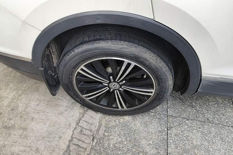 Used Volkswagen Tiguan L 2017 380TSI Automatic All-Wheel-Drive Luxury Edition Right Rear Wheel Hub