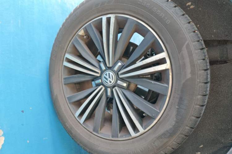 Used Volkswagen Tiguan L 2017 380TSI Automatic All-Wheel-Drive Luxury Edition Right Rear Wheel Hub