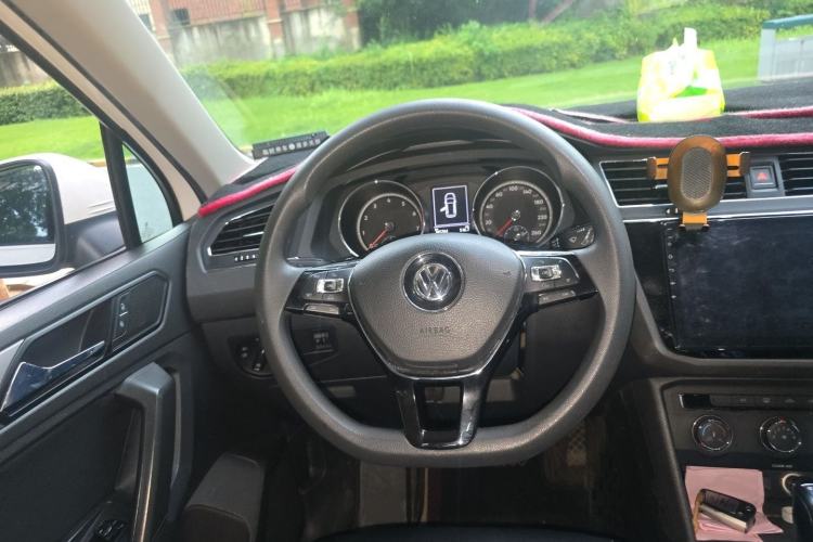 Used Volkswagen Tiguan L 2017 330TSI Automatic Two-Wheel Drive Luxury Edition Steering Wheel