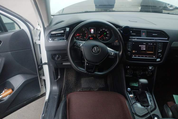 Used Volkswagen Tiguan L 2017 330TSI Automatic Two-Wheel Drive Luxury Edition Steering Wheel