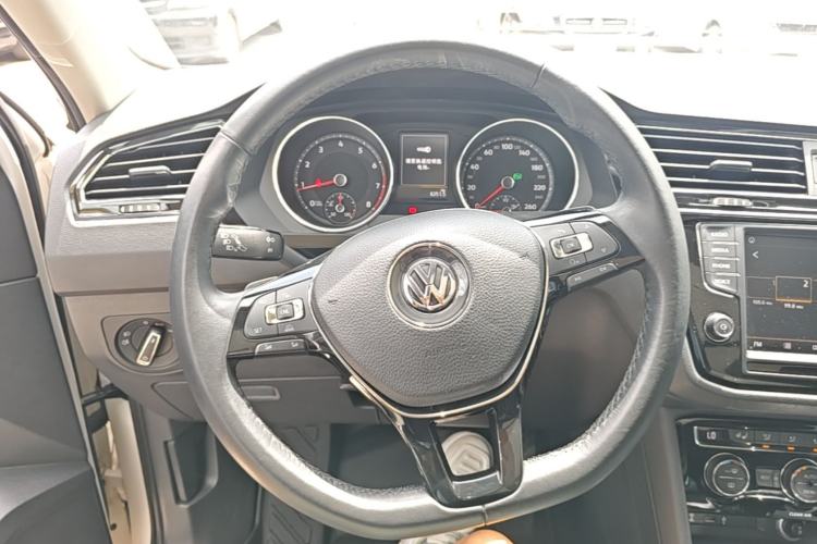 Used Volkswagen Tiguan L 2017 330TSI Automatic Two-Wheel Drive Luxury Edition Steering Wheel