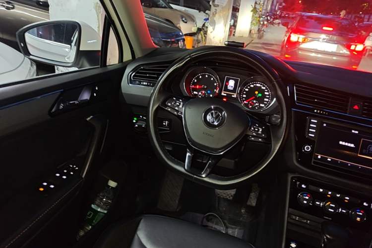 Used Volkswagen Tiguan L 2017 330TSI Automatic Two-Wheel Drive Comfort Edition Steering Wheel