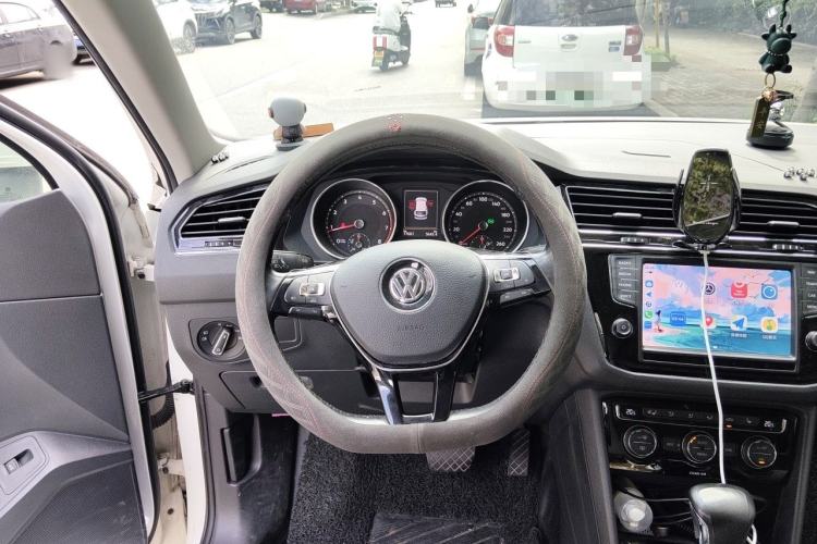 Used Volkswagen Tiguan L 2017 380TSI Automatic All-Wheel-Drive Luxury Edition Steering Wheel