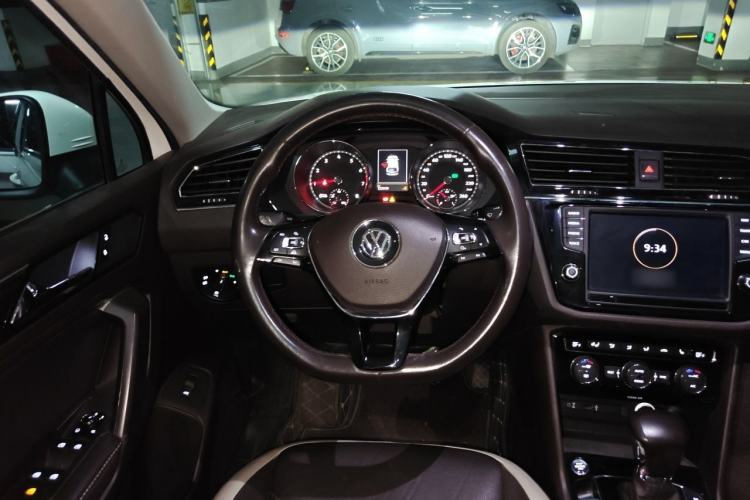 Used Volkswagen Tiguan L 2017 380TSI Automatic All-Wheel-Drive Luxury Edition Steering Wheel