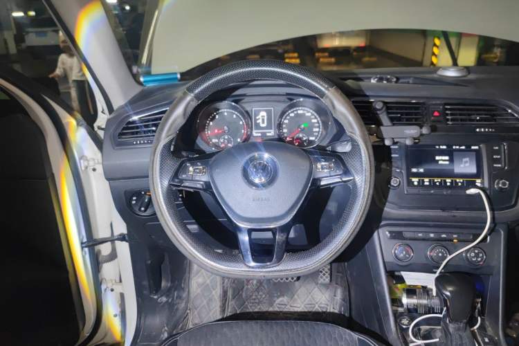 Used Volkswagen Tiguan L 2017 330TSI Automatic Two-Wheel Drive Luxury Edition Steering Wheel