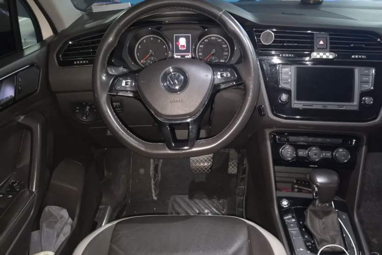Used Volkswagen Tiguan L 2017 330TSI Automatic Two-Wheel Drive Luxury Edition Steering Wheel