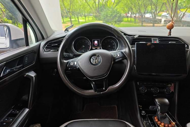 Used Volkswagen Tiguan L 2017 330TSI Automatic Two-Wheel Drive Luxury Edition Steering Wheel