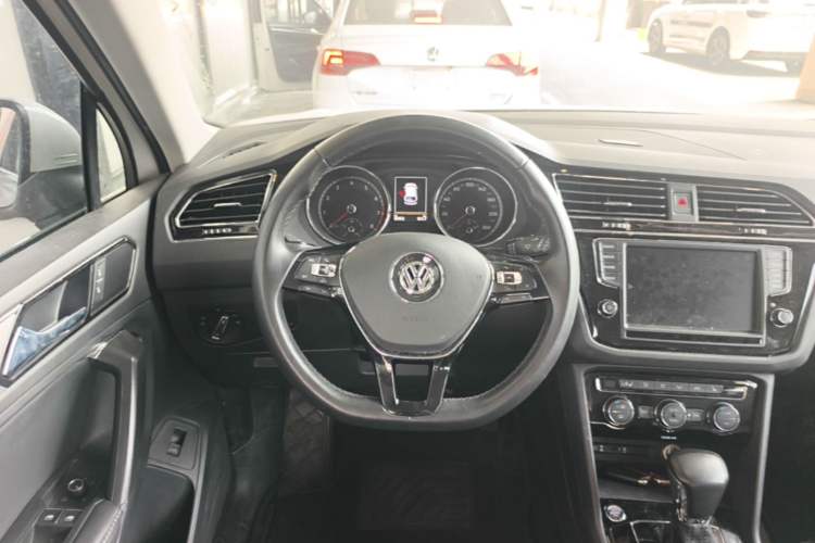 Used Volkswagen Tiguan L 2017 380TSI Automatic All-Wheel-Drive Luxury Edition Steering Wheel