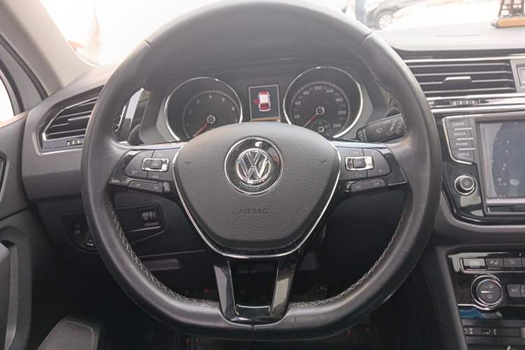 Used Volkswagen Tiguan L 2017 330TSI Automatic Two-Wheel Drive Luxury Edition Steering Wheel