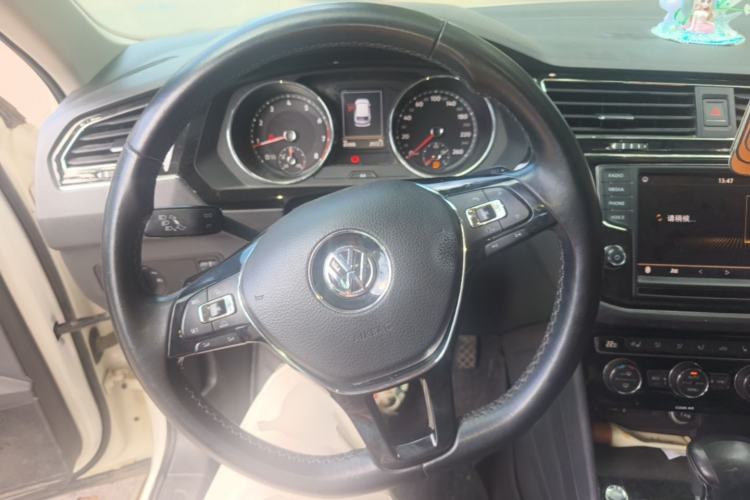 Used Volkswagen Tiguan L 2017 330TSI Automatic Two-Wheel Drive Luxury Edition Steering Wheel
