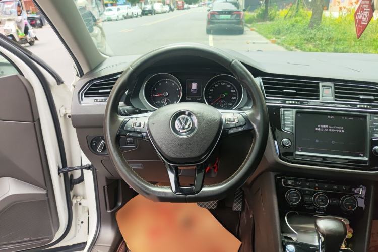 Used Volkswagen Tiguan L 2017 330TSI Automatic Two-Wheel Drive Luxury Edition Steering Wheel