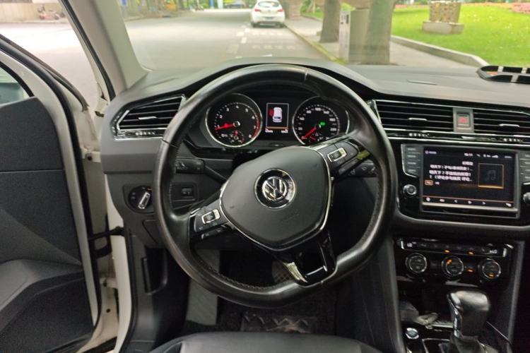 Used Volkswagen Tiguan L 2017 330TSI Automatic Two-Wheel Drive Luxury Edition Steering Wheel