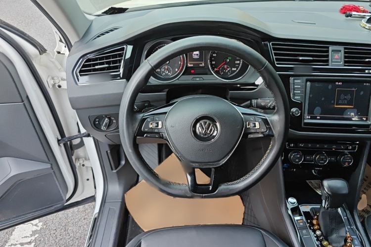 Used Volkswagen Tiguan L 2017 330TSI Automatic Two-Wheel Drive Luxury Edition Steering Wheel