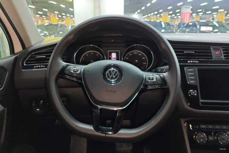 Used Volkswagen Tiguan L 2017 330TSI Automatic Two-Wheel Drive Luxury Edition Steering Wheel