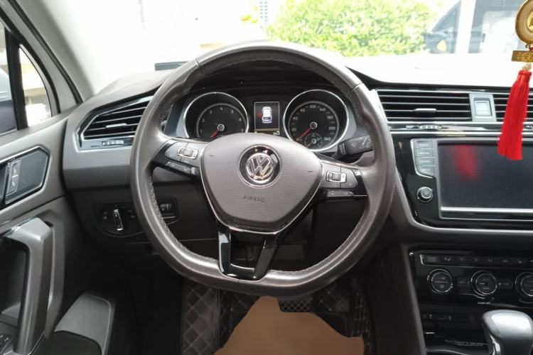 Used Volkswagen Tiguan L 2017 330TSI Automatic Two-Wheel Drive Luxury Edition Steering Wheel