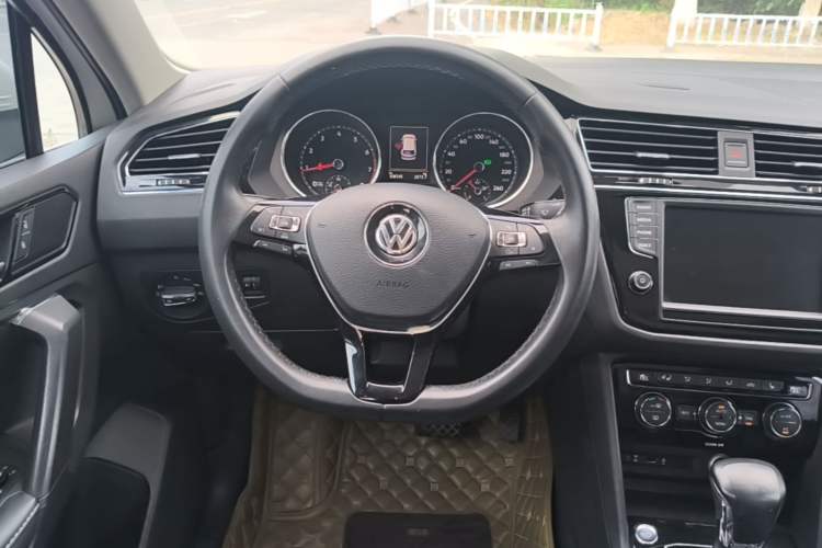 Used Volkswagen Tiguan L 2017 330TSI Automatic Two-Wheel Drive Luxury Edition Steering Wheel