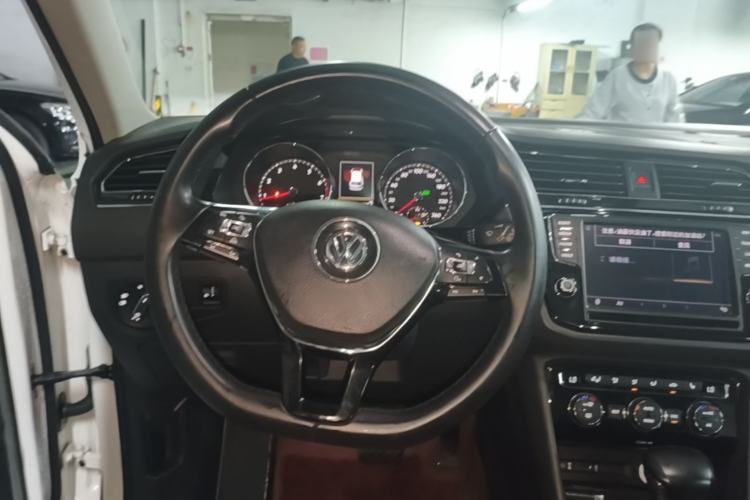 Used Volkswagen Tiguan L 2017 330TSI Automatic Two-Wheel Drive Luxury Edition Steering Wheel