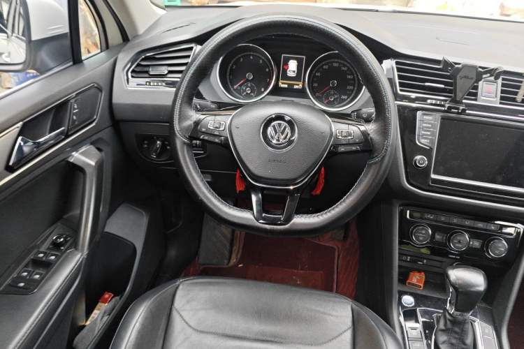 Used Volkswagen Tiguan L 2017 330TSI Automatic Two-Wheel Drive Luxury Edition Steering Wheel