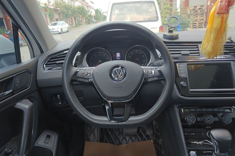 Used Volkswagen Tiguan L 2017 330TSI Automatic Two-Wheel Drive Luxury Edition Steering Wheel