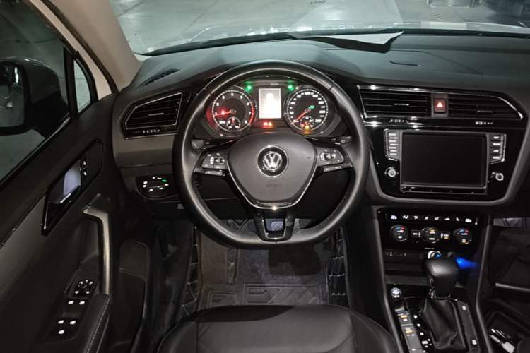 Used Volkswagen Tiguan L 2017 330TSI Automatic Two-Wheel Drive Luxury Edition Steering Wheel