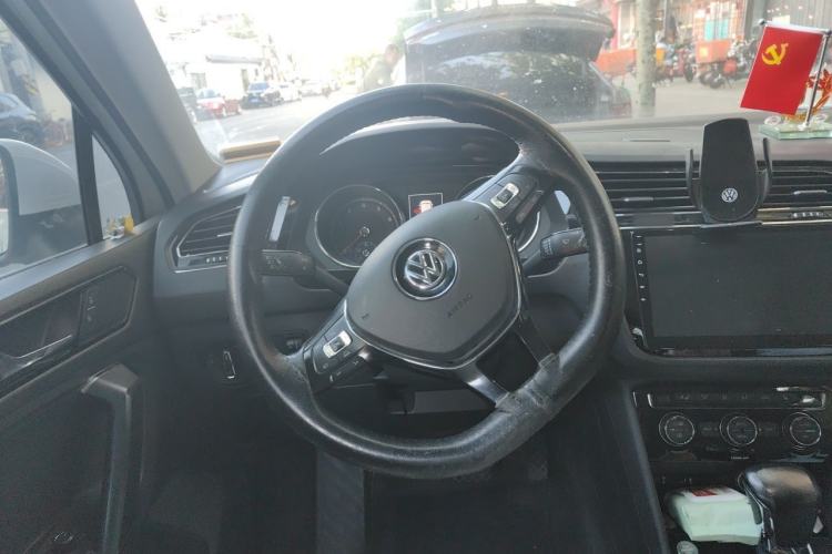 Used Volkswagen Tiguan L 2017 330TSI Automatic Two-Wheel Drive Luxury Edition Steering Wheel