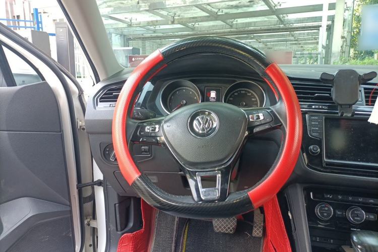 Used Volkswagen Tiguan L 2017 330TSI Automatic Two-Wheel Drive Luxury Edition Steering Wheel