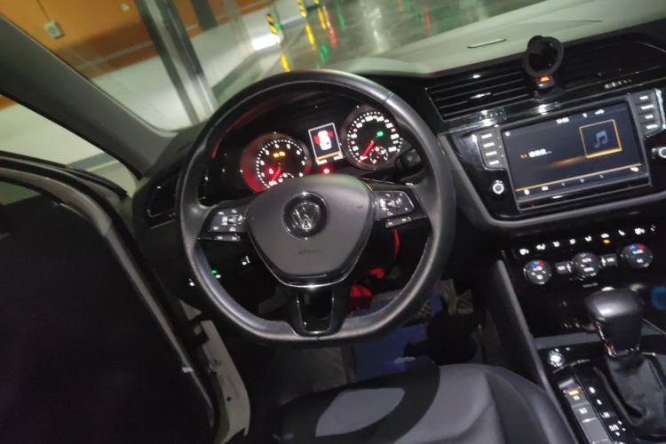Used Volkswagen Tiguan L 2017 330TSI Automatic Two-Wheel Drive Luxury Edition Steering Wheel