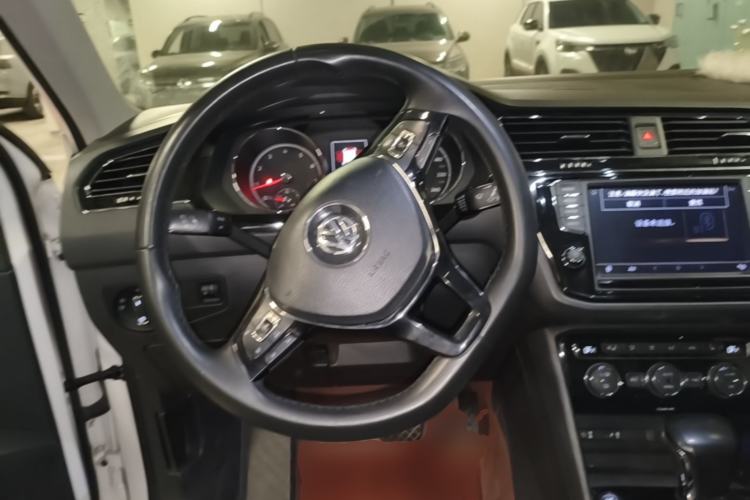 Used Volkswagen Tiguan L 2017 330TSI Automatic Two-Wheel Drive Luxury Edition Steering Wheel