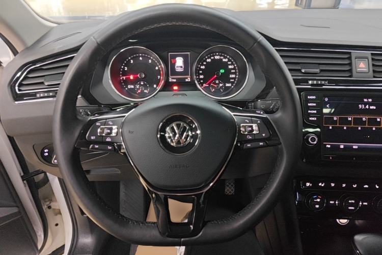 Used Volkswagen Tiguan L 2017 330TSI Automatic Two-Wheel Drive Luxury Edition Steering Wheel