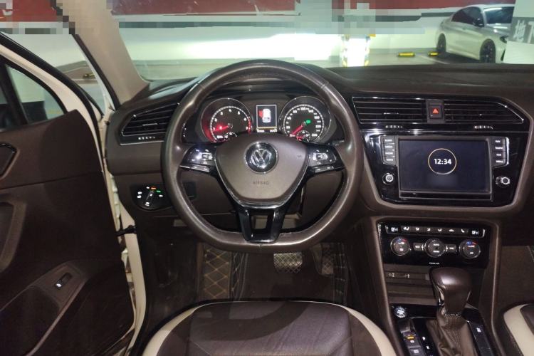 Used Volkswagen Tiguan L 2017 380TSI Automatic All-Wheel-Drive Luxury Edition Steering Wheel
