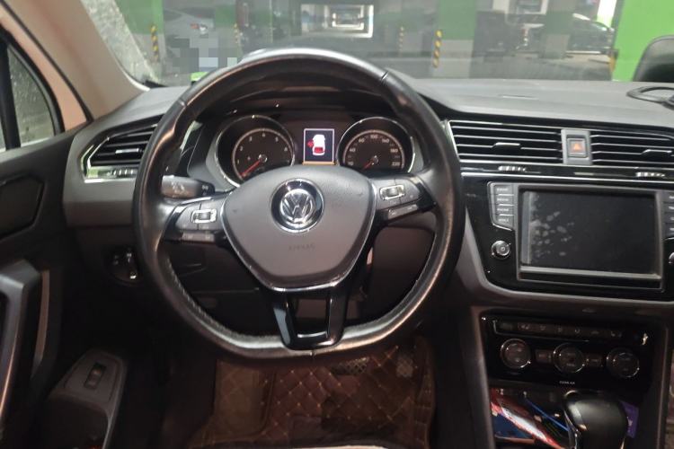 Used Volkswagen Tiguan L 2017 380TSI Automatic All-Wheel-Drive Luxury Edition Steering Wheel