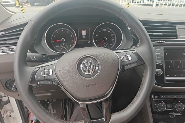 Used Volkswagen Tiguan L 2017 380TSI Automatic All-Wheel-Drive Luxury Edition Steering Wheel